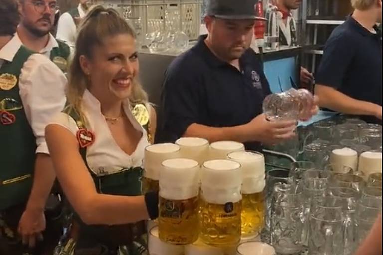 Garçonete impressiona ao carregar 13 canecas com cerveja ao mesmo tempo no Oktoberfest