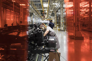 Balanco da industria automotiva em 2020. Funcionaria Rosemeire Romao de Mello,48, trabalha em chassi de caminhao na linha de producao de caminhoes 4.0 na fabrica da Mercedes