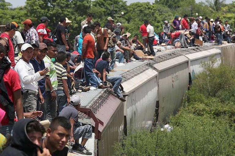 Imigrantes viajam no teto de trens na América Central para chegar aos Estados Unidos