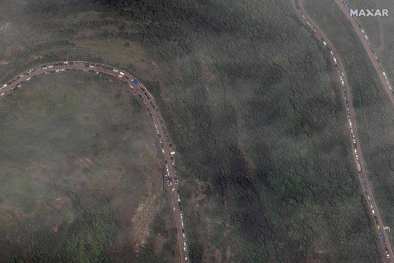 Imagem de satélite da empresa Maxar mostra fila de veículos na sinuosa estrada de montanha que liga Nagorno-Karabakh à Armênia