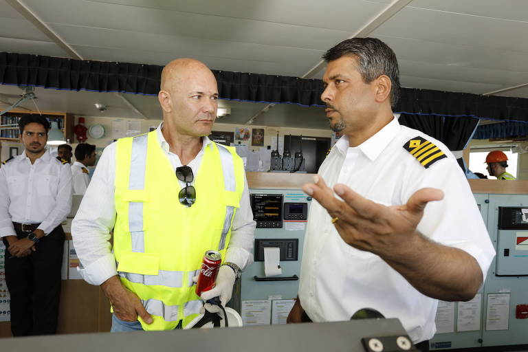 Paulo Sousa, presidente da Cargill, conversa com o capitão do Pyxis Ocean, Suraj Vaidya