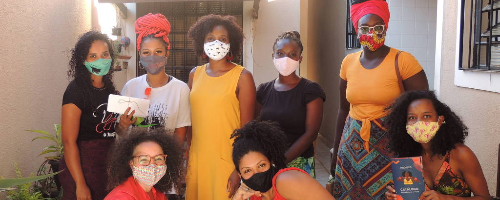 Grupo de empreendedoras posa para foto reunido. Todas as mulheres usam máscara anti-covid. O local parece um quintal de uma casa
