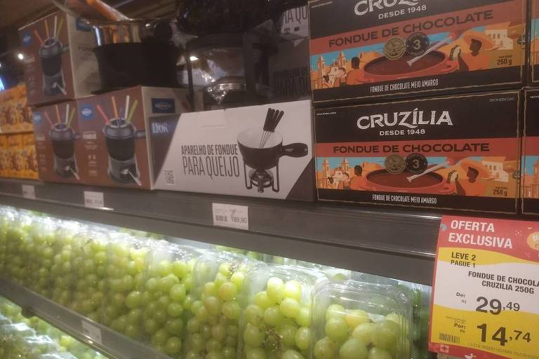Imagem mostra gôndola de supermercado com oferta de fondues
