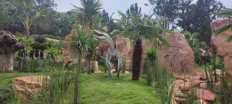Balneário Camboriú (SC) ganha parque temático com cem réplicas de dinossauros