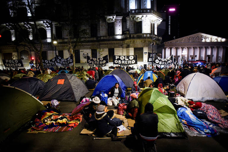 Com aumento da pobreza, Plaza de Mayo em Buenos Aires se transforma em refeitório noturno