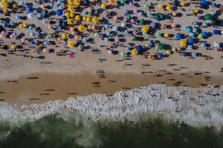 Movimento de banhistas na  praia de Ipanema (RJ)