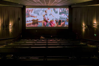 Exibição do filme Super Mario Bros em sala prime do Cinemark shopping 