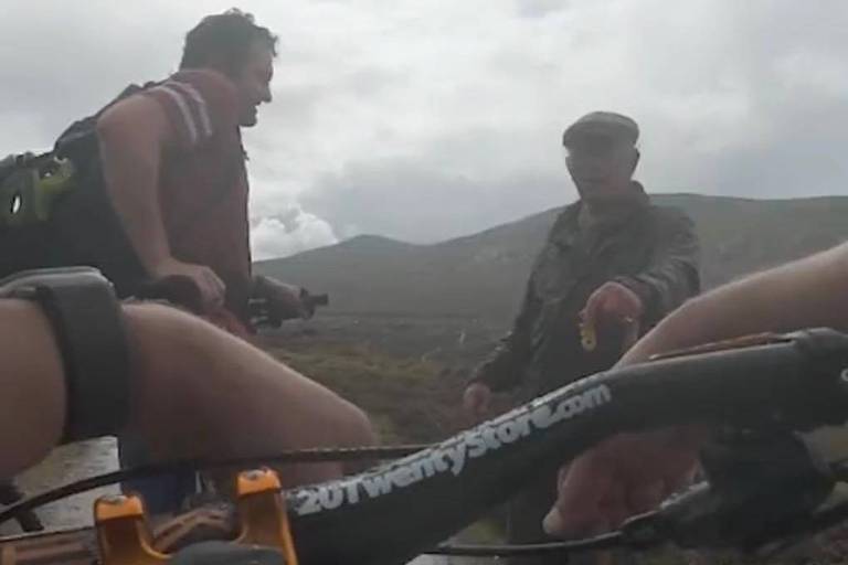 Ciclistas trombam com Rei Charles 3º em trilha na Escócia