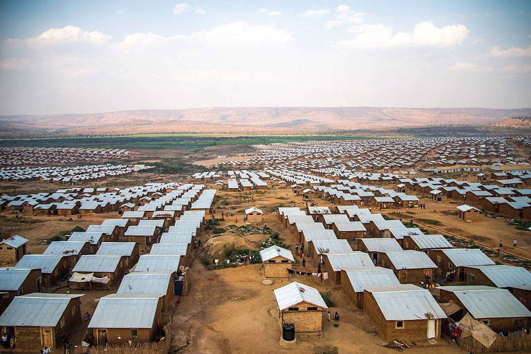 O campo de refugiados de Mahama no distrito de Kirehe, em Ruanda, com centenas de barracas montadas lado a lado