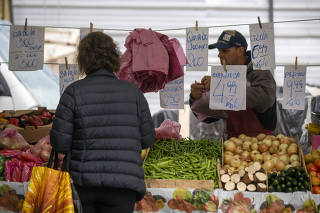 Consumidora em feira em SP