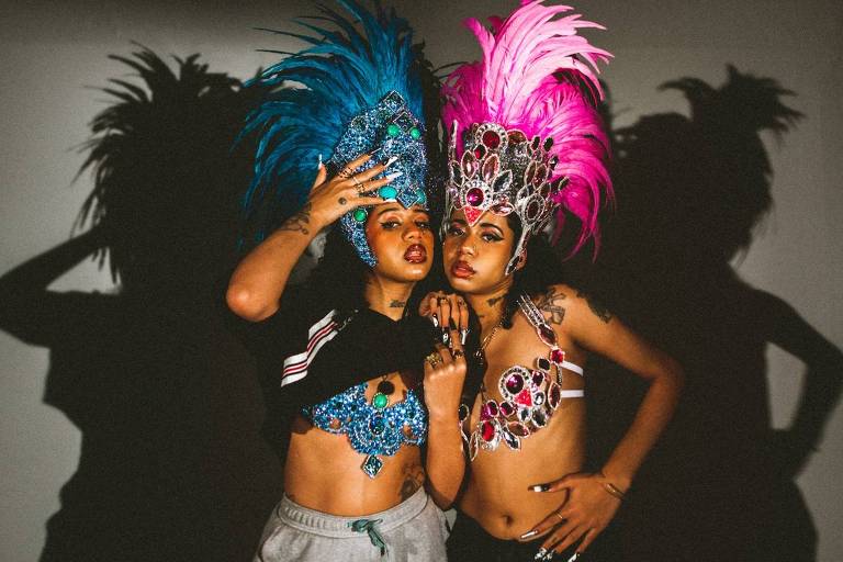 Em foto colorida, a A dupla das irmãs gêmeas paulistanas Tasha e Tracie
