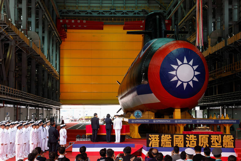 Sob tensão com China, Taiwan apresenta primeiro submarino de produção local