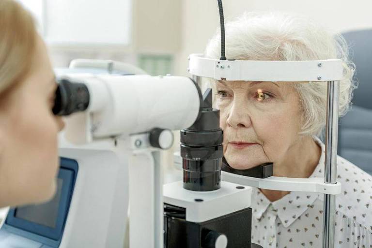 idosa realizando exame oftalmologico