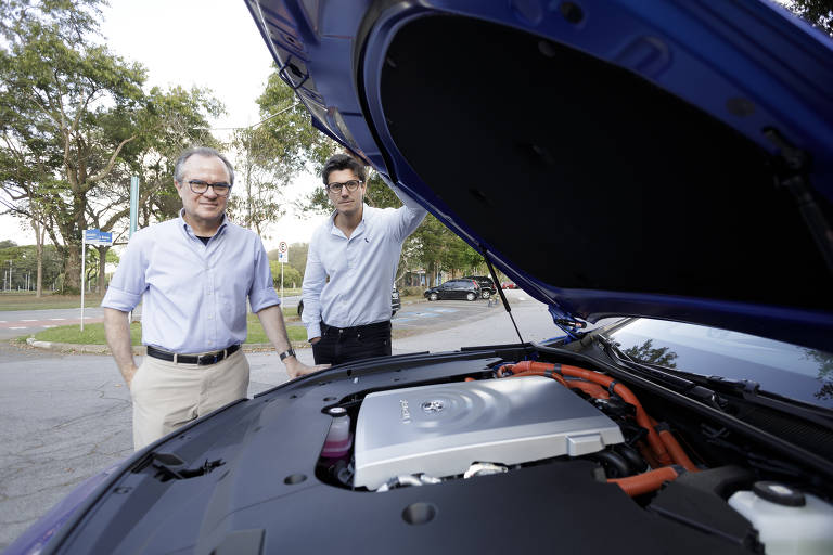 Julio Meneghini, diretor-geral do RCGI da USP, e Mateus Lopes, diretor de transição energética e investimentos da Raízen, com o veículo que será abastecido com o primeiro hidrogênio a base de etanol do mundo
