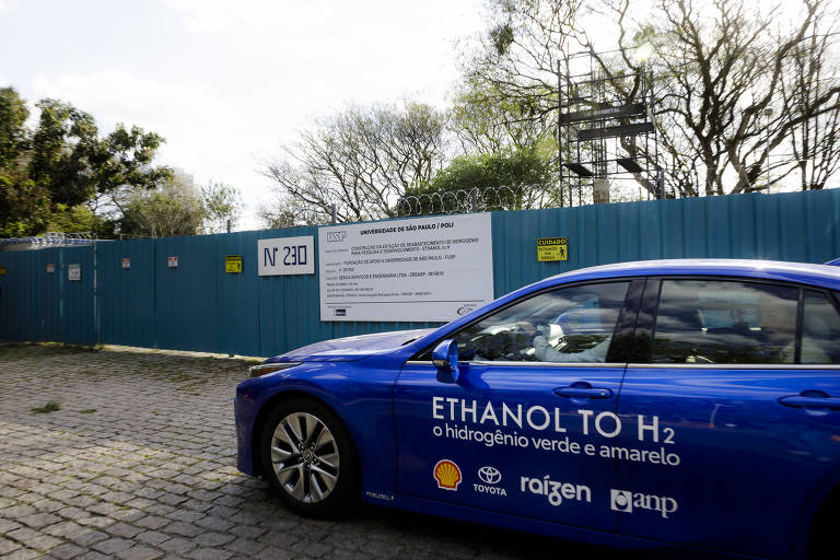 Mirai em frente ao local onde será construído o posto da abastecimento de hidrogênio, na USP