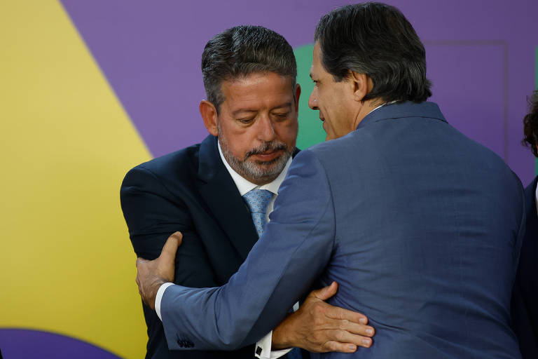 Arthur Lira (esq.) e Fernando Haddad durante evento no Palácio do Planalto, em agosto