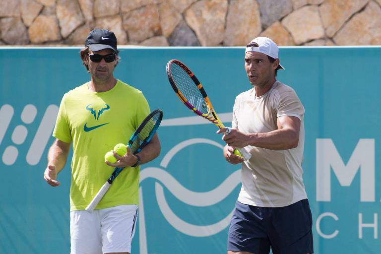 Rafael Nadal (à dir.) e o seu técnico Carlos Moyá durante treino em Mallorca (ESP); o tenista costuma dizer que é o chefe do seu treinador