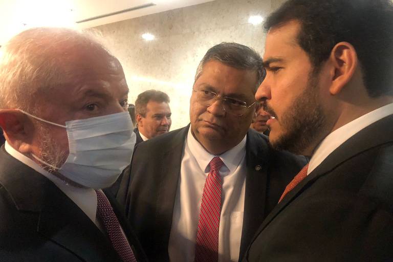 O presidente Lula conversa com o ministro da Justiça, Flávio Dino, e com o advogado-geral da União, Jorge Messias