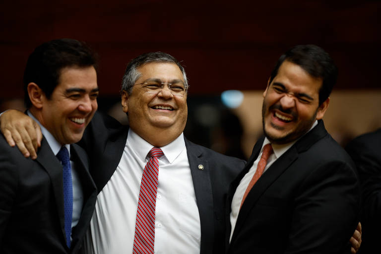 O ministro da Justiça, Flávio Dino; o advogado-geral da União, Jorge Messias (à direita); e o ministro do TCU, Bruno Dantas (à esquerda) na posse de Barroso