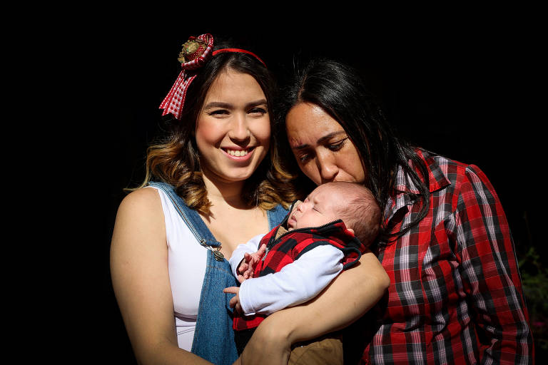Dyane Ayala, a filha e o neto em junho de 2023