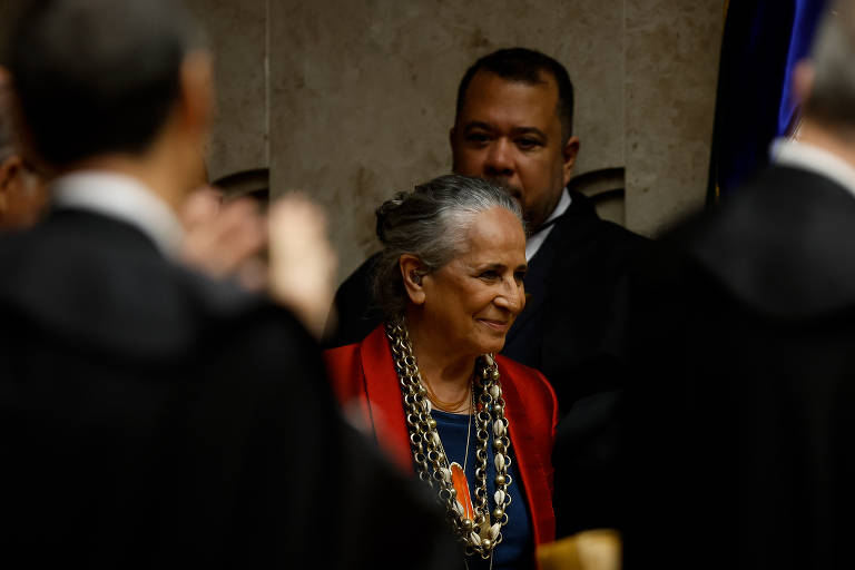 Maria Bethânia na posse de Barroso como presidente do Supremo; ela cantou o hino nacional no início da cerimônia