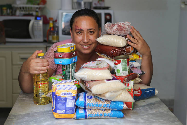 Em setembro de 2020, na pandemia de Covid, recebeu quatro parcelas de R$ 600 de auxílio emergencial; foi quando começou a atender a comunidade; no início, eram 20 famílias