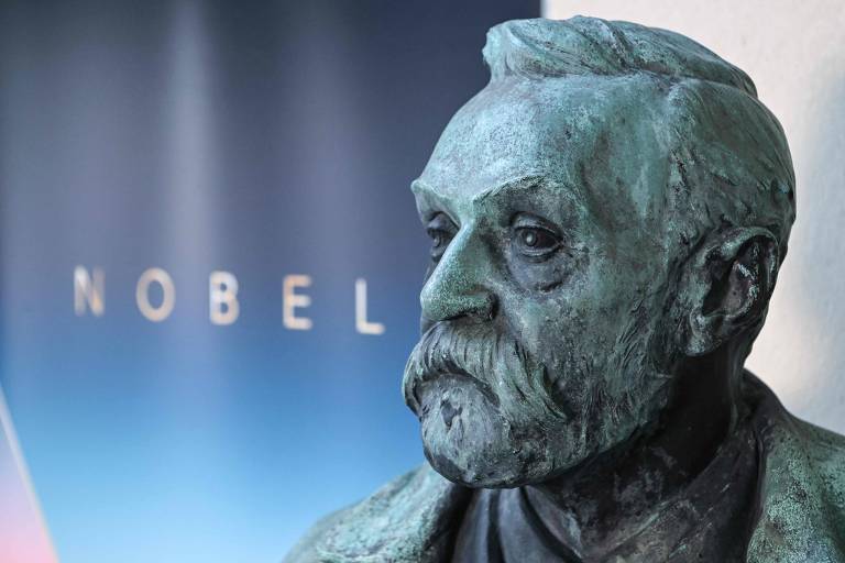 Estátua do inventor sueco Alfred Nobel. Ele deixou em testamento que 94% de sua fortuna (cerca de R$ 1,3 bilhão hoje em dia) teriam de ser usados para premiar, anualmente, 'a quem tiver feito a descoberta mais importante' nos campos da Física, Química, Medicina, Literatura e para promover a paz