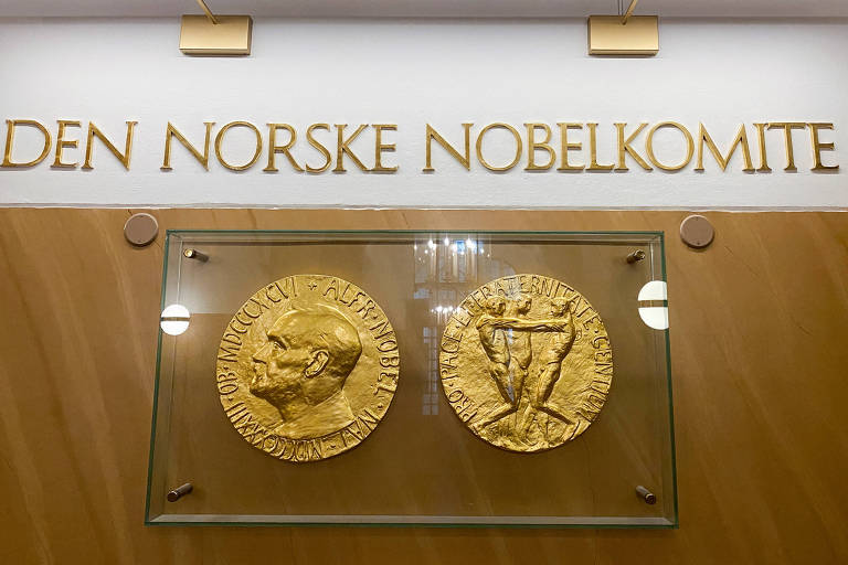 Imagens da medalha do Prêmio Nobel da Paz, que é dada pelo Instituto Nobel Norueguês