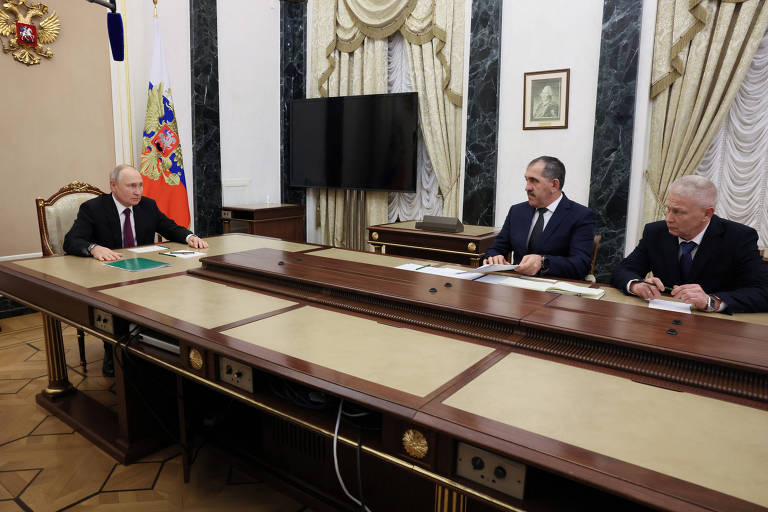 Putin na reunião com o vice-ministro Ievkurov (de bigode) e o comandante mercenário Trechov