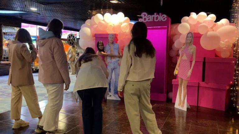 Russos fazem fila para ver o filme da Barbie, enquanto cópias não autorizadas aparecem nos cinemas locais