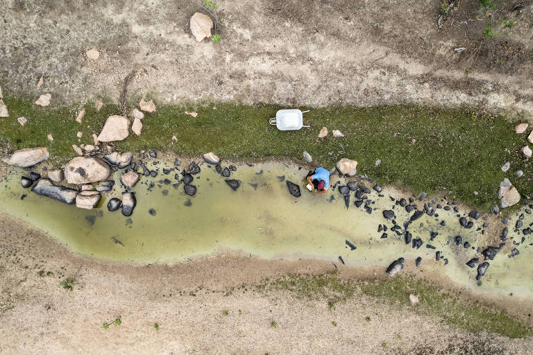 Vista aérea do agricultor Moacir Vieira pegando água do rio Moxoto no assentamento Pau de Arara no sertão de Alagoas