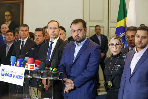 RIO DE JANEIRO, RJ - 29-09-2023 - O governador do Rio de Janeiro, Cláudio Castro (PL), e o secretário -executivo do Ministério da Justiça, Ricardo Capelli, concedem entrevista coletiva após reunião sobre a Operação Maré, no Palácio Guanabara, sede do governo fluminense