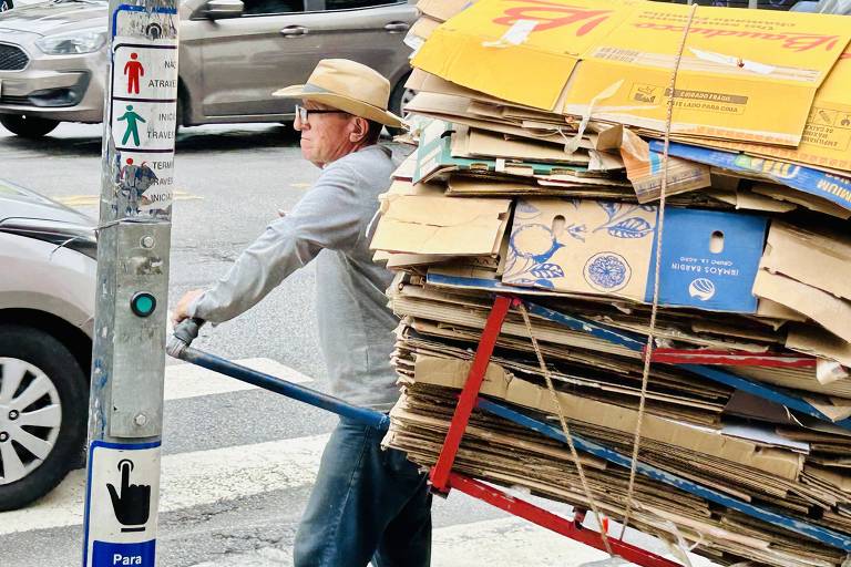 Raimundo Barros, 67, puxa carrinho com material reciclável na avenida Brigadeiro Luís Antônio, região central de São Paulo