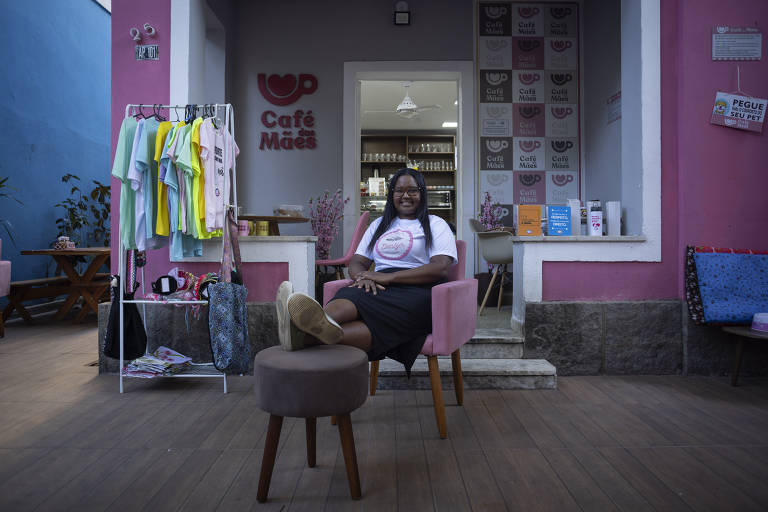 Sabrina Silva é uma das beneficiárias do IRME. Moradora do Morro dos Macarros, favela no Rio de Janeiro, ela participou de cursos de fabricação de bolos e salgados e obteve capital semente para abrir seu negócio de encomendas para festas