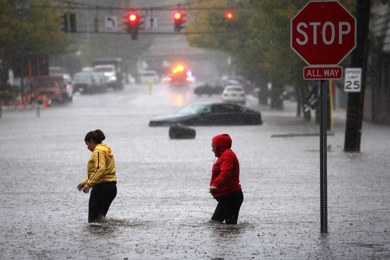 População teve que andar a pé após o fechamento de estações de metrô devido à enchentes em Nova York