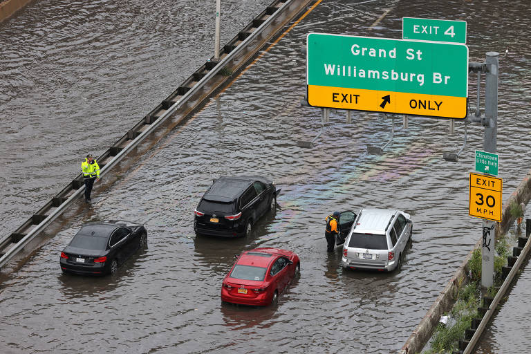 Carros parados em via alagada perto da ponte de Williamsburg, em Nova York