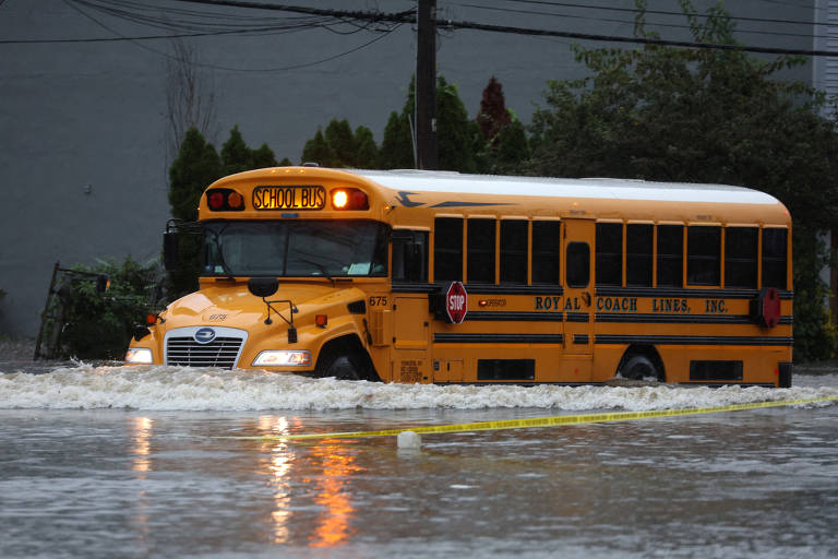 Ônibus escolar encara rua alagada no subúrbio de Larchmont, em Nova York