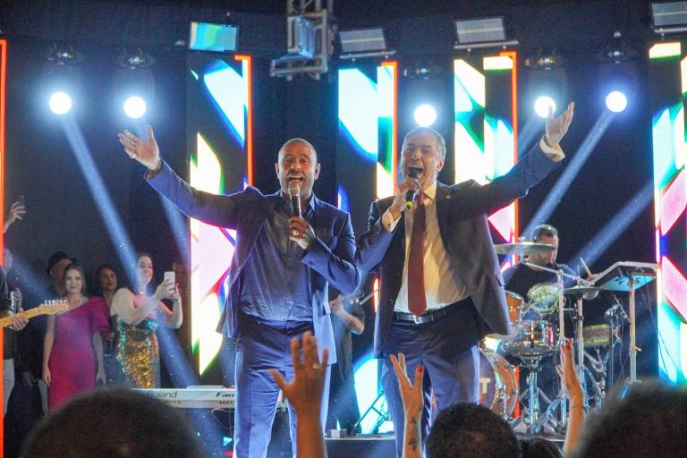 O presidente do STF, Luís Roberto Barroso, se apresenta com o cantor Diogo Nogueira; juntos, eles cantaram "Aquarela Brasileira"