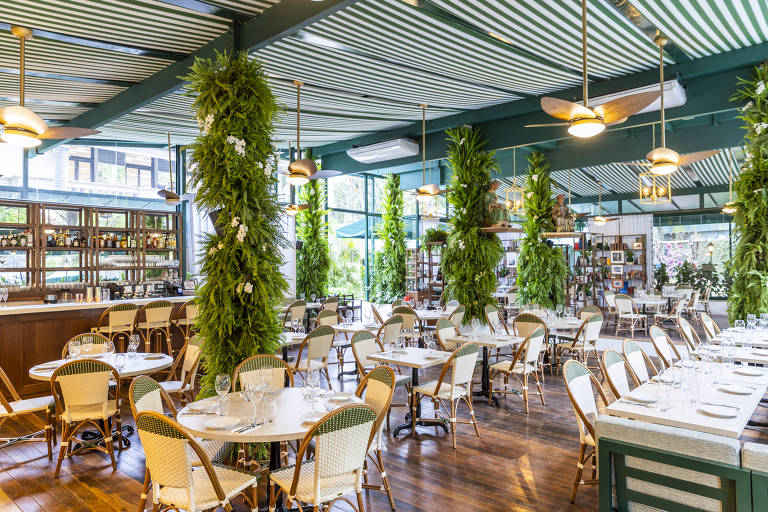 Salão do restaurante de Paris Les Deux Magots, nos Jardins