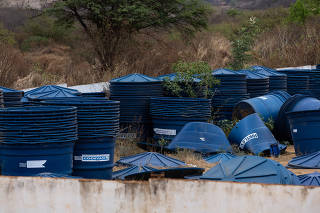 Uso político da água - distribuição de caixas d'água  e cisternas pela Codevasf
