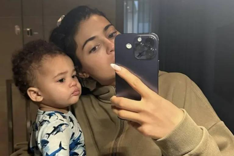 Kylie Jenner e Travis Scott oficializam mudança de nome do filho após batalha judicial