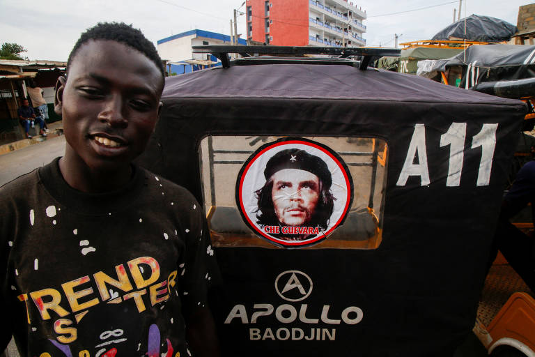 Motortista de táxi-triciclo com imagem de Che Guevara em Abidjan, na Costa do Marfim; país não proíbe relação entre pessoas do mesmo sexo, diferente de outros na África, mas também não aprovou lei que impediria discriminação por orientação sexual