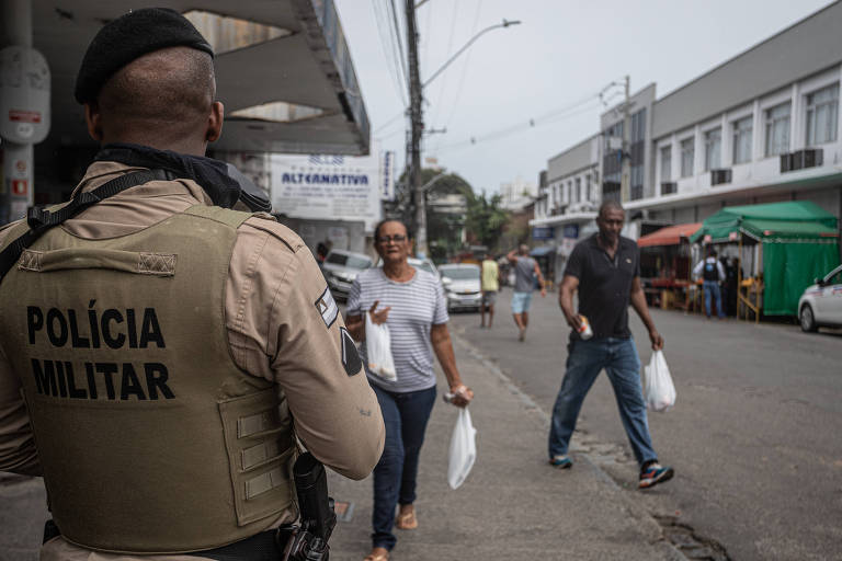Policial Militar no Alto das Pombas, um bairro popular localizado na região central de Salvador 