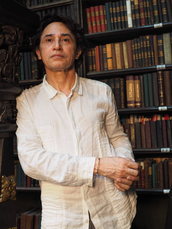 O poeta Eucanaã Ferraz, que lança o livro "Raio" (2023)