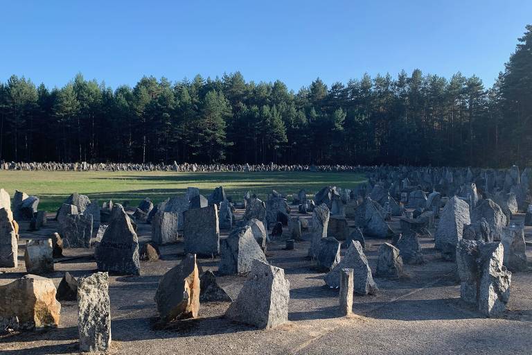 Monumento em homenagem às vítimas do Holocausto no local onde ficava o campo de extermínio de Treblinka, na Polônia ocupada durante a Segunda Guerra