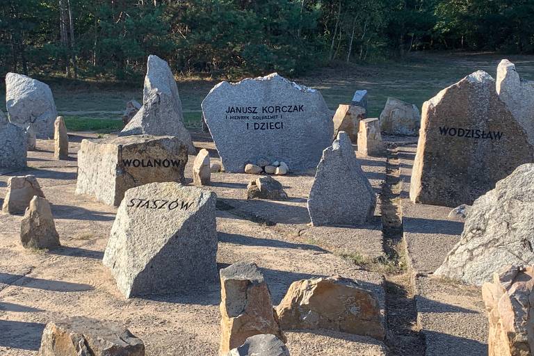 Monumento em homenagem às vítimas do Holocausto no local onde ficava o campo de extermínio de Treblinka, na Polônia ocupada durante a Segunda Guerra