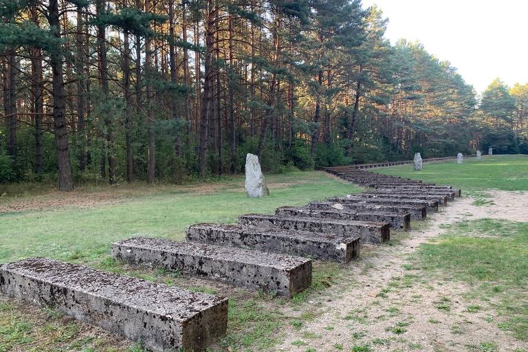 Blocos de pedra sinalizam onde ficavam os trilhos de trem no campo de extermínio de Treblinka, na Polônia ocupada durante a Segunda Guerra