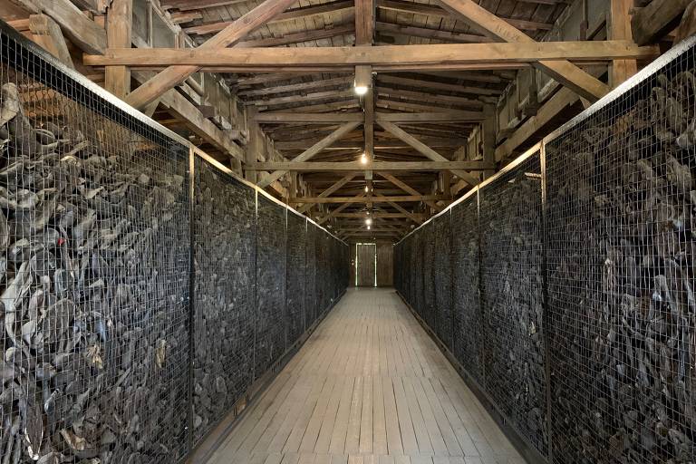 Pertences tomados dos judeus pelos nazistas exibidos no local onde ficava o campo de concentração e extermínio de Majdanek, na Polônia ocupada durante a Segunda Guerra