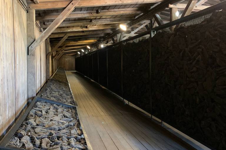 Pertences tomados dos judeus pelos nazistas exibidos no local onde ficava o campo de concentração e extermínio de Majdanek, na Polônia ocupada durante a Segunda Guerra