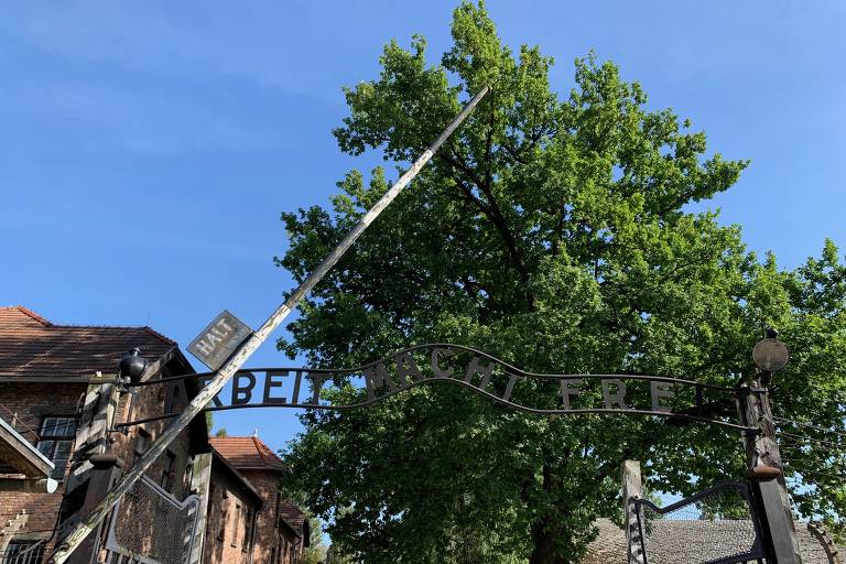 Portão de entrada do campo de concentração de Auschwitz com a inscrição 'o trabalho liberta'